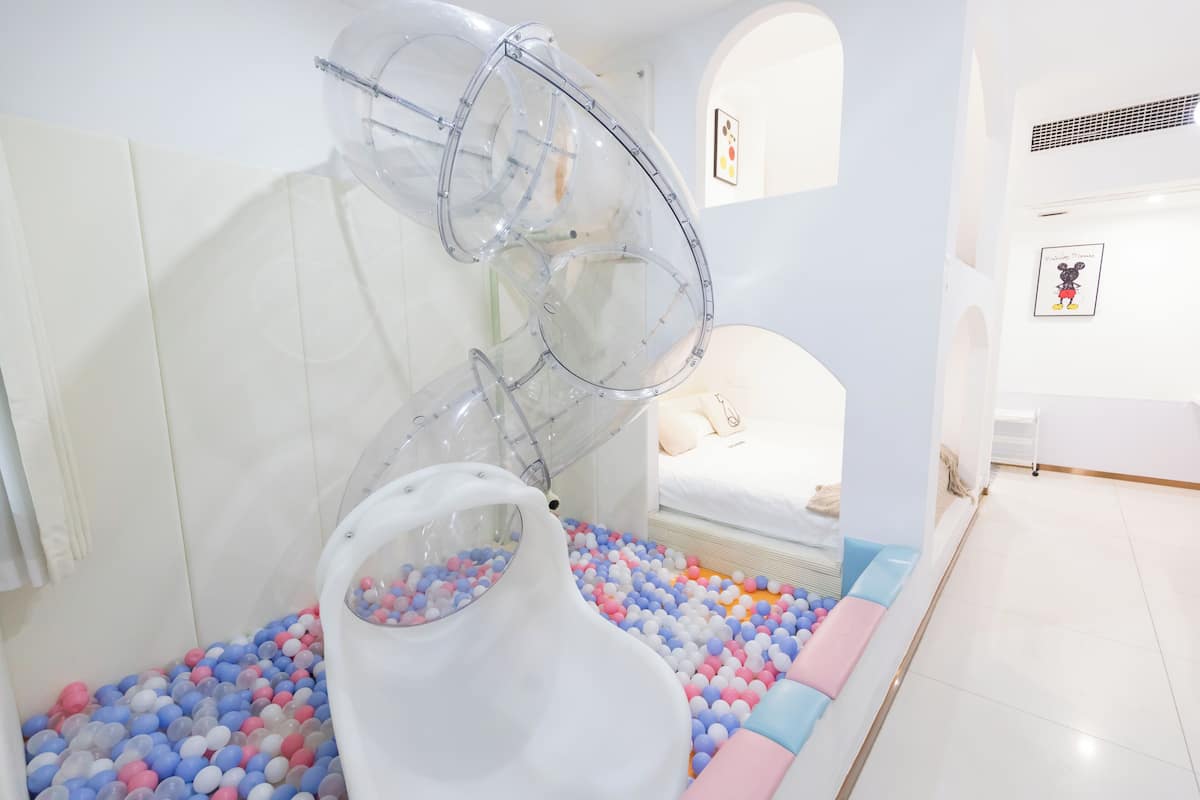 Quarto quádruplo superior, vista para o pátio | Roupas de cama premium, edredons de pluma