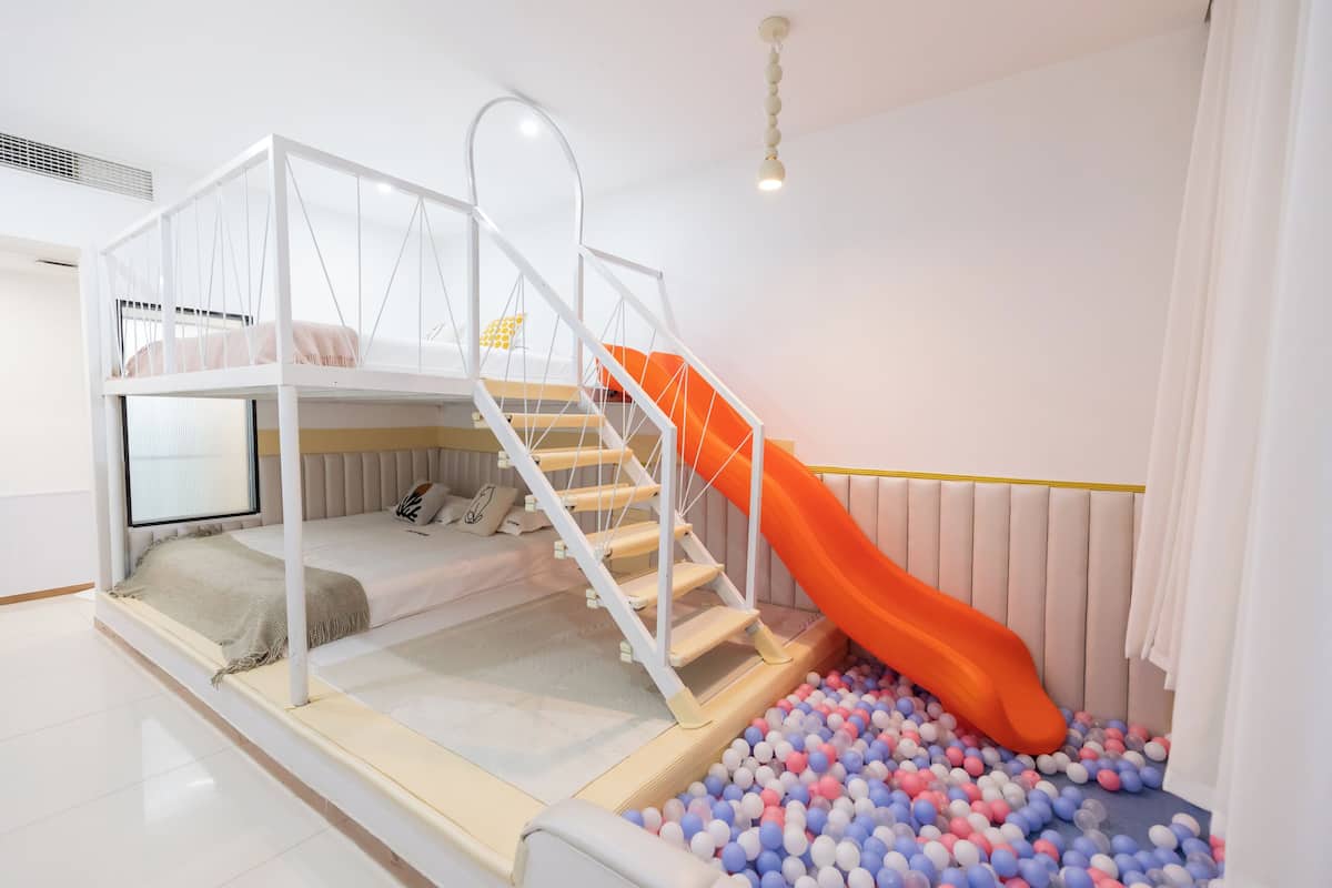 Quarto quádruplo clássico, vista para o pátio | Roupas de cama premium, edredons de pluma