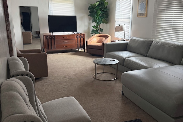 Smart TV, reproductor de DVD, libros, videoteca