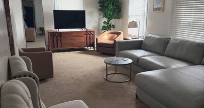 3 Bedroom,1.5 Bath Whole House House, Athens City FREE parking, Wifi and Laundry