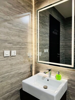 Douche, bidet, serviettes fournies, savon