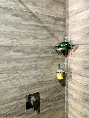 Dusche, Bidet, Handtücher, Seife