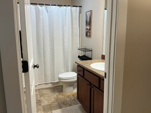 Bathroom - Quiet 3-bedroom condo with WiFi in Bozeman (Bozeman)