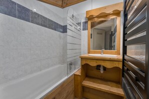 Bathroom - Resort center, 2nd floor, fitness, swimming pool, sauna, balcony, tv, ski locker, 61m², Les Orres (Les Orres)
