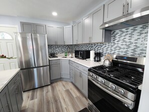 冷蔵庫、電子レンジ、オーブン、コンロ