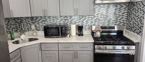 Refrigerador, microondas, horno, placa de cocina