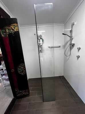 Amenidades de baño ecológicas, secadora de cabello, toallas, jabón 