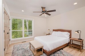 4 bedrooms, iron/ironing board, WiFi, bed sheets