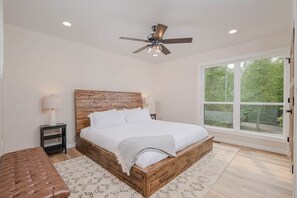 4 bedrooms, iron/ironing board, WiFi, bed sheets