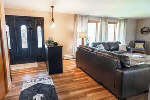 Televisión, chimenea, libros y oficina 