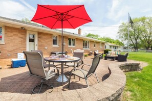 Outdoor dining - Entire Home Steps From Lambeau (Green Bay)