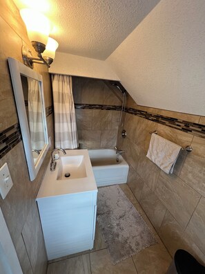 Haartrockner, Handtücher, Seife, Toilettenpapier