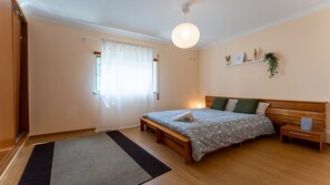 3 bedrooms, iron/ironing board, internet, bed sheets