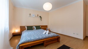 3 bedrooms, iron/ironing board, internet, bed sheets