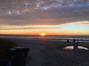 Beach - Beach lovers, this one is for you! Two-bedroom condo in marvelous Myrtle Beach! (Myrtle Beach)