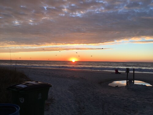 Beach lovers, this one is for you! Two-bedroom condo in marvelous Myrtle Beach!
