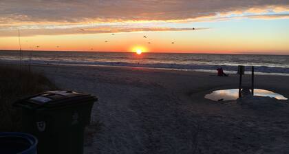 Beach lovers, this one is for you! Two-bedroom condo in marvelous Myrtle Beach!
