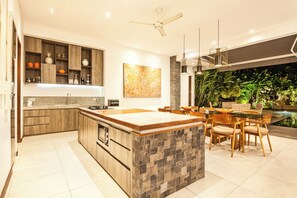 Kühlschrank, Herdplatte, Wasserkocher mit Kaffee-/Teezubehör