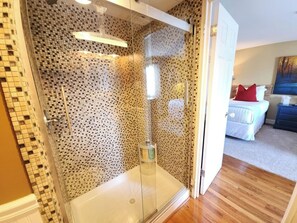 Haartrockner, Handtücher, Seife, Toilettenpapier