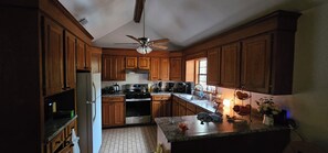 Refrigerador, microondas, horno y parrilla de estufa 