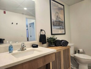 Haartrockner, Handtücher, Seife, Toilettenpapier