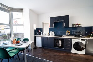 Een koelkast, een microgolfoven, een oven, een kookplaat