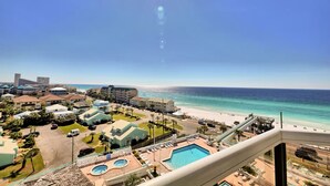Un resort con piscina, playa y vista al océano.