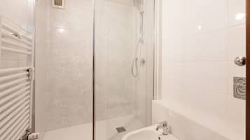 Doccia, asciugacapelli, bidet, asciugamani