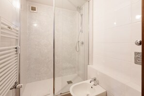 Een douche, een haardroger, een bidet, handdoeken
