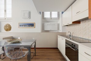 Een koelkast, een magnetron, een oven, een kookplaat
