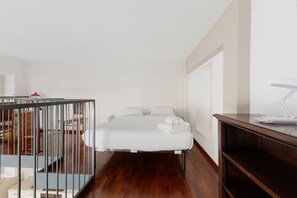 Tabla de planchar con plancha, wifi y ropa de cama 