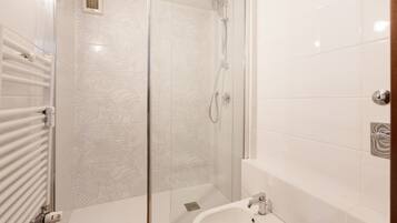 Doccia, asciugacapelli, bidet, asciugamani