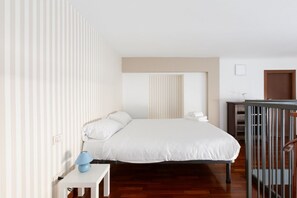 Een strijkplank/strijkijzer, wifi, beddengoed