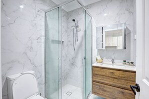 Shower, hair dryer, towels, soap - Luxury Modern House Near CBD (Narrabundah)