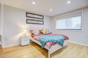 1 bedroom, desk, iron/ironing board, WiFi - Luxury Modern House Near CBD (Narrabundah)