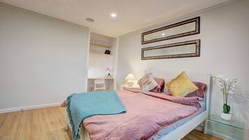 1 bedroom, desk, iron/ironing board, WiFi