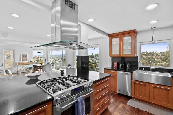 Frigorífico, microondas, horno y placa de cocina