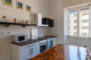Een magnetron, een oven, een kookplaat, een vaatwasser