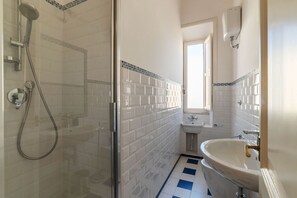 Shower, hair dryer, bidet, towels - GuestHost San Lorenzo Bright Apartment X8 (Rome)