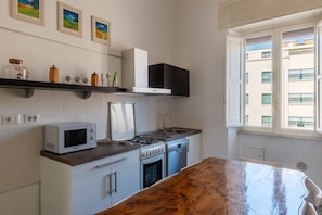 Micro-ondes, four, plaque de cuisson, lave-vaisselle