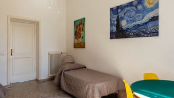 4 bedrooms, iron/ironing board, WiFi, bed sheets