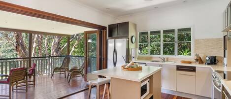 Réfrigérateur, micro-ondes, plaque de cuisson, lave-vaisselle