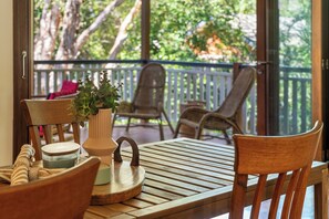 Outdoor dining - Absolute River Front & Views  - Close to beach and shops (Ocean Shores)