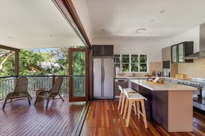 Kühlschrank, Mikrowelle, Herdplatte, Geschirrspüler