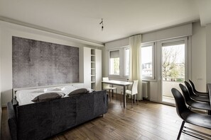 1 dormitorio, tabla de planchar con plancha, wifi y ropa de cama