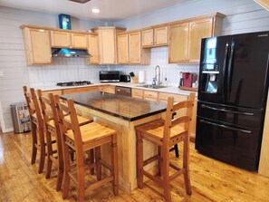 Fridge, microwave, stovetop, dishwasher
