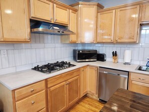 Fridge, microwave, stovetop, dishwasher