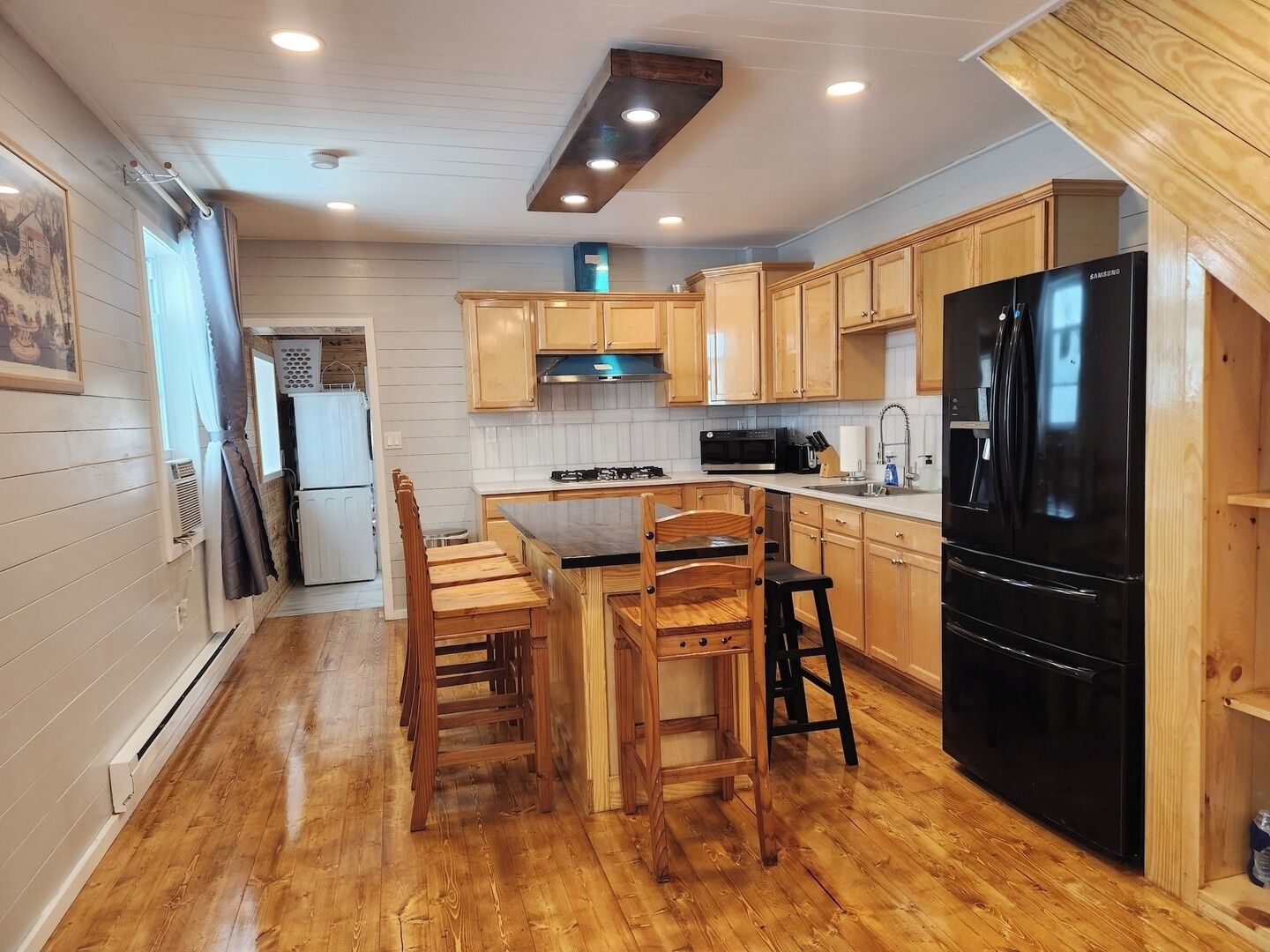 Réfrigérateur, micro-ondes, plaque de cuisson, lave-vaisselle