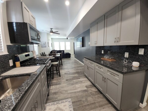 Fridge, oven, stovetop, dishwasher