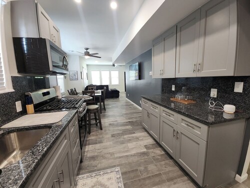 Neat Retreat-Comfortable and Cozy 2 BR,Close to all!